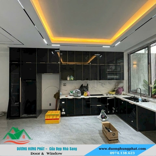 tủ bếp kính cường lực sang trọng