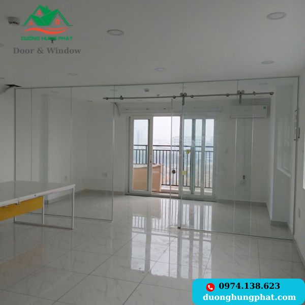 vách kính cường lực lùa treo quận 3