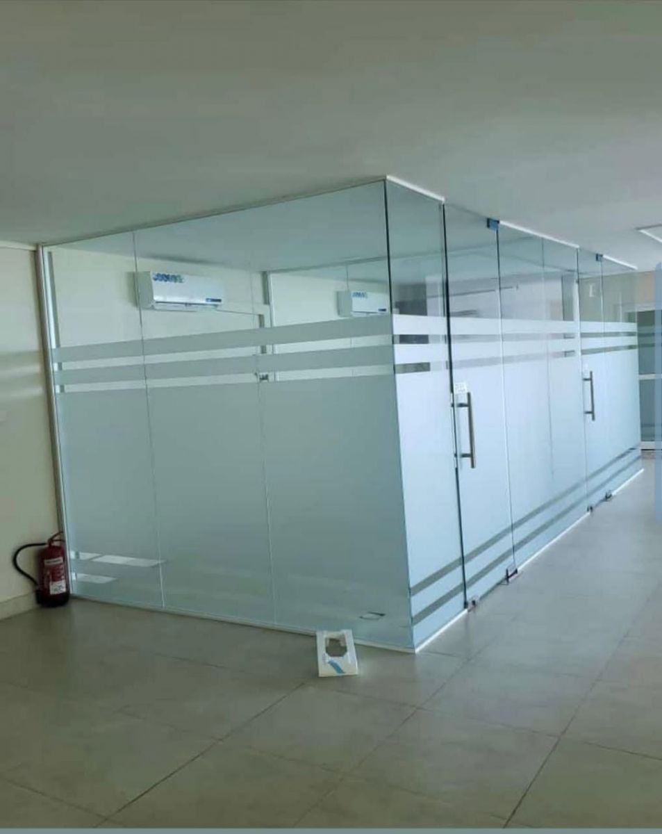vách kính cường lực lấy sáng tự nhiên, thẩm mĩ hiện đại