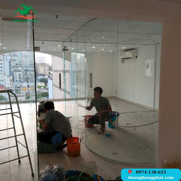 báo giá thi công vách kính cường lực quận 4