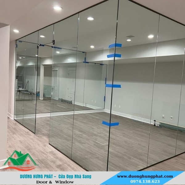 vách kính cường lực văn phòng