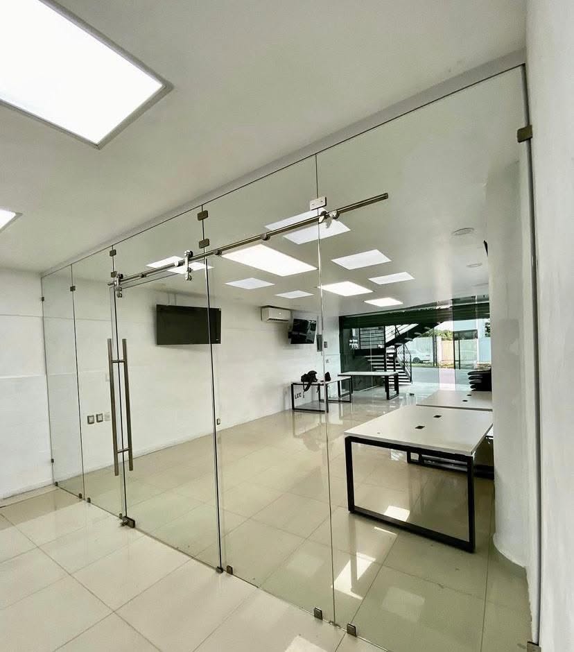 vách kính cường lực trong suốt