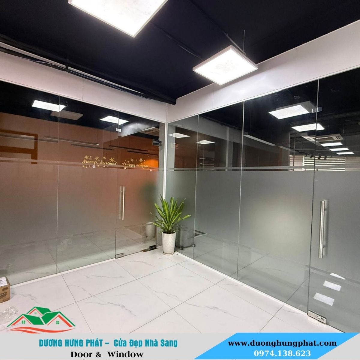 vách kính showroom tại Bình Tân