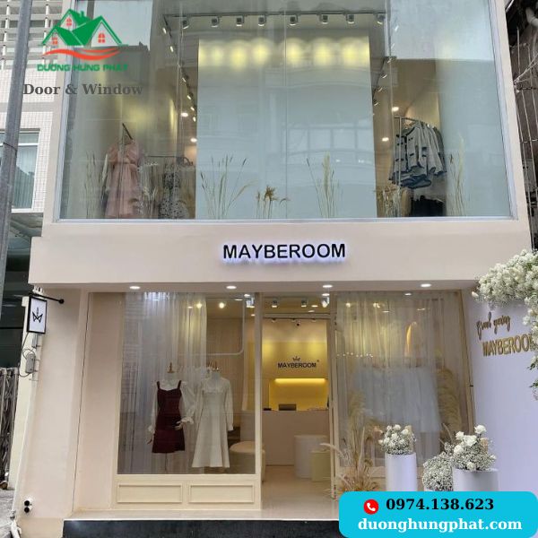 vách kính showroom quận 3