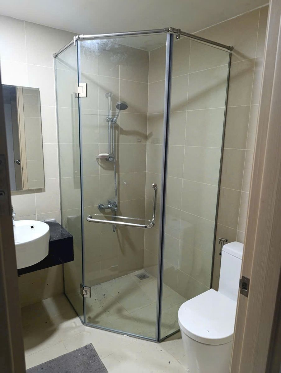 vách tắm kính uốn cong