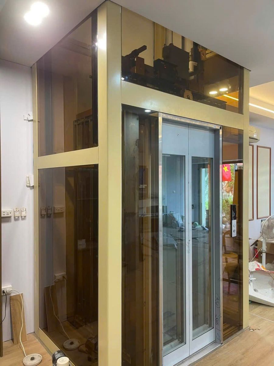 vách kính thang máy trong nhà