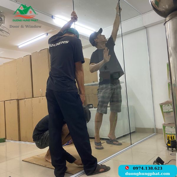 thi công cửa kính bản lề sàn