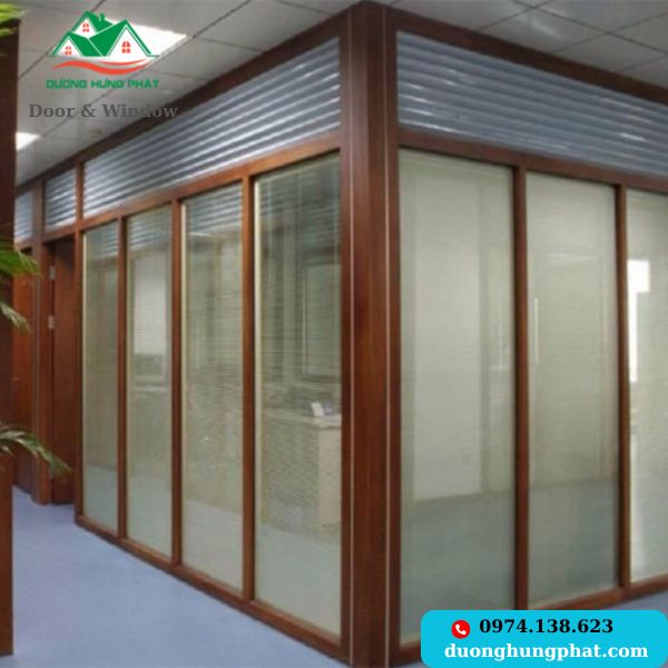 vách ngăn nhôm giả gỗ phòng làm việc quận 1 TP.HCM