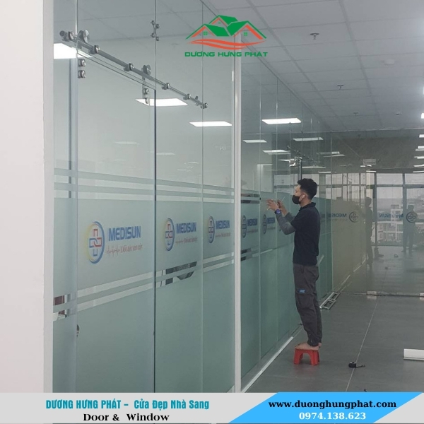 lắp đặt vách ngăn nhôm kính tại Nhà Bè 