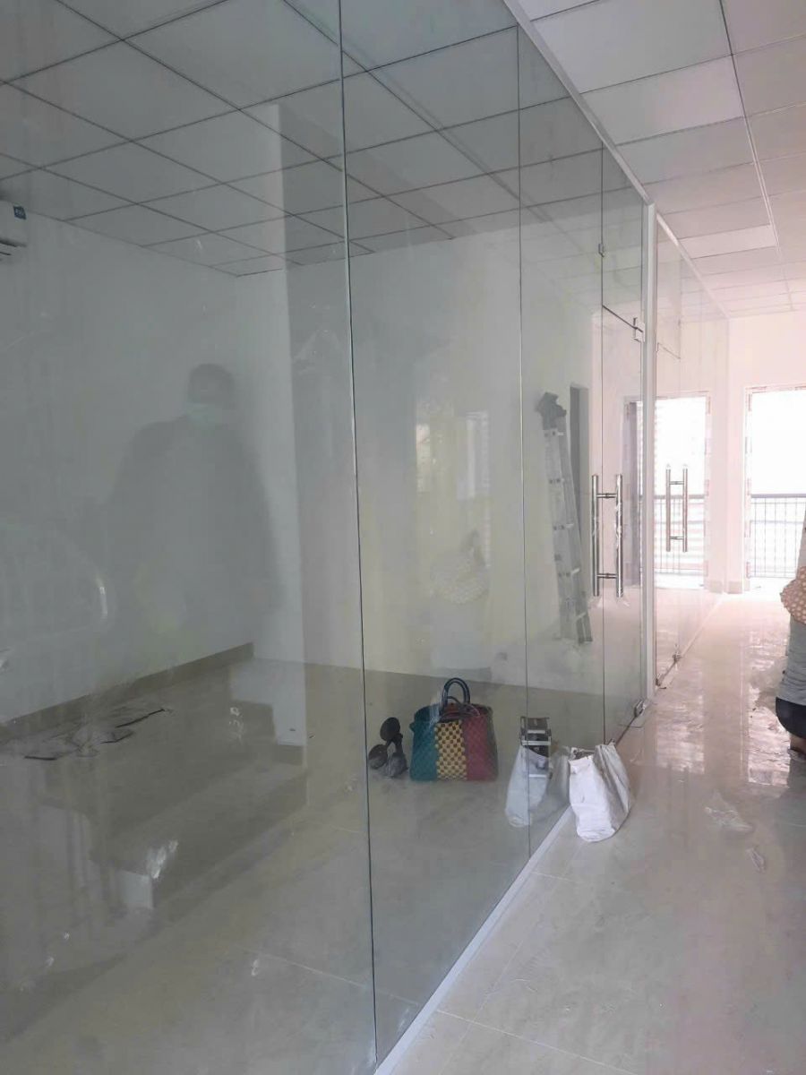 vách kính cố định tại Bình Tân