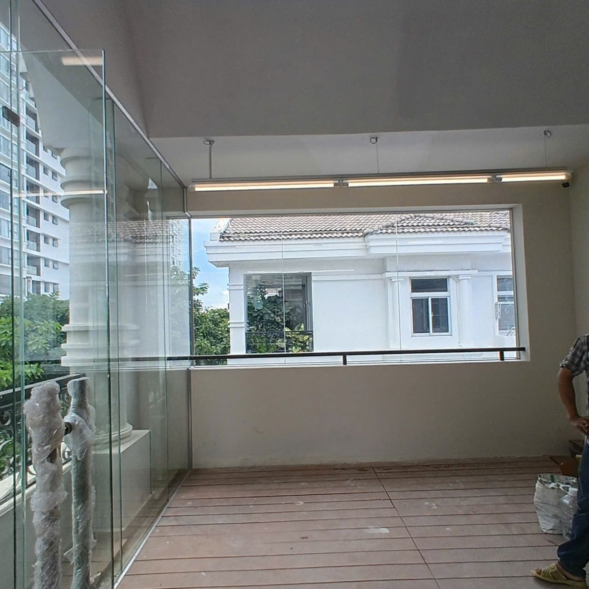 thi công vách kính cường lực