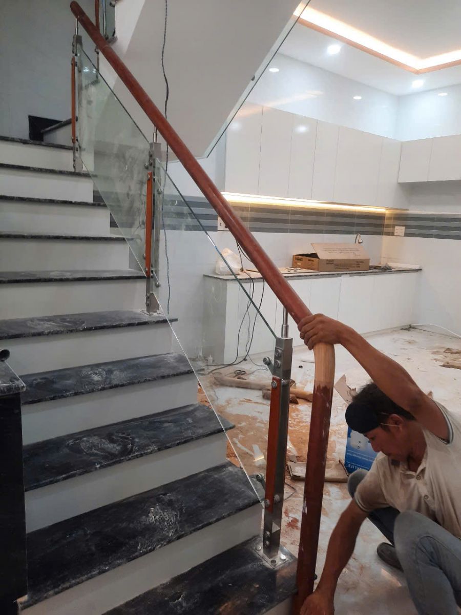 thi công cầu thang lan can kính tại Tân Bình TP.HCM