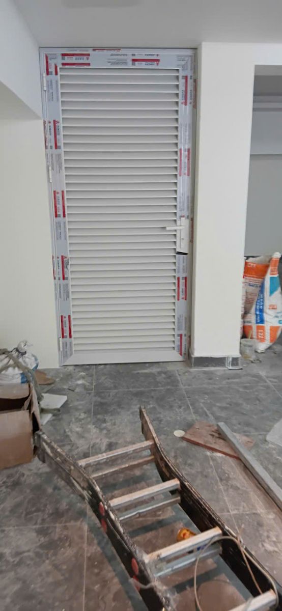 lắp đặt cửa chớp nhôm kính Xingfa tại Thủ Đức