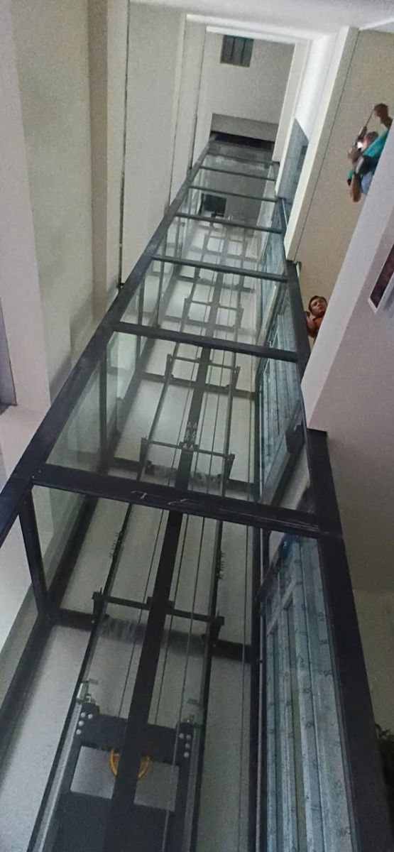 vách kính thang máy quận 2