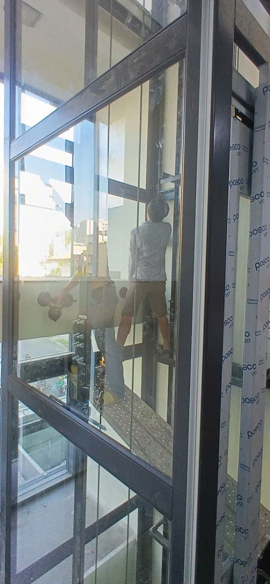 vách kính cường lực thang máy quận 2